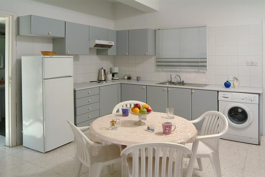 Sunbay Apartments Pýla Extérieur photo