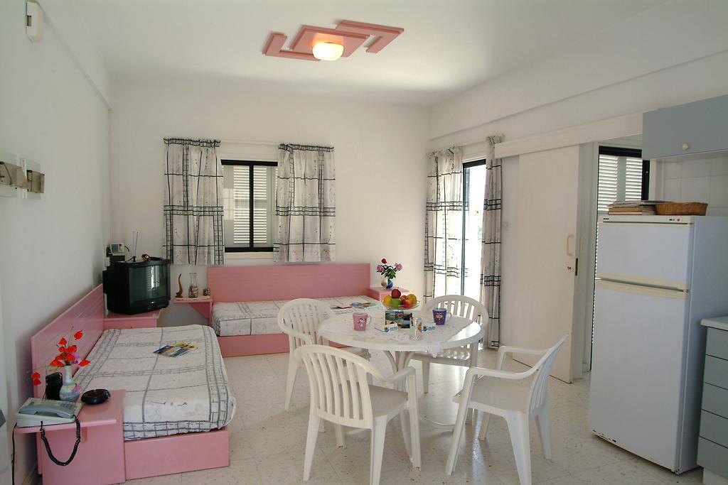 Sunbay Apartments Pýla Extérieur photo