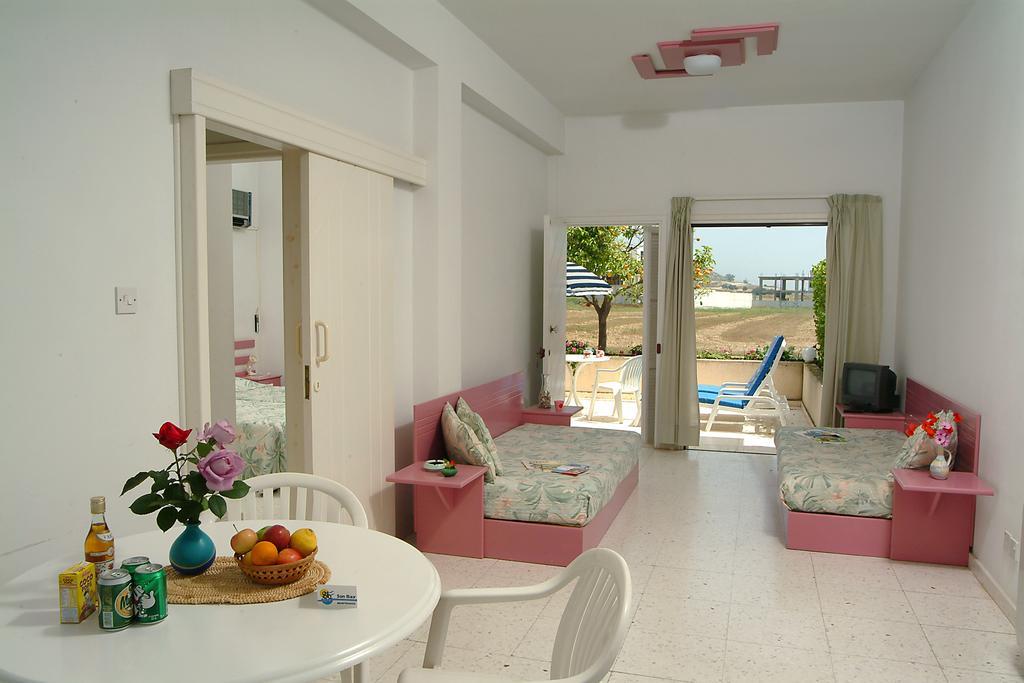 Sunbay Apartments Pýla Extérieur photo